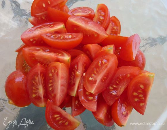 Разрежьте помидоры черри пополам и положить в миску.