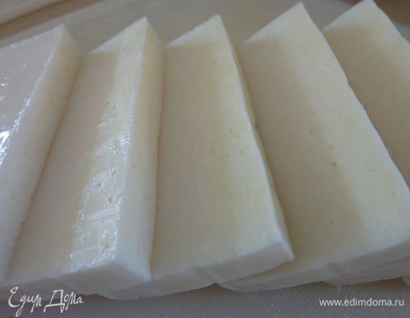 Добавить зеленый лук и маслины. Полить оливковым маслом, солью и перцем. Нагрейте сковороду. Нарежьте сыр Халлуми на куски в 1 см толщиной.