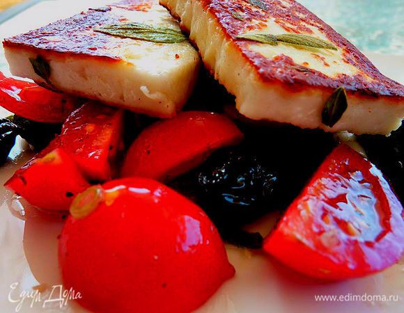 Жареный сыр  переложить  в салатник и подавать.