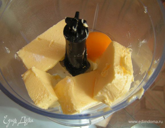 В блендере, ну или вручную, смешать мягкое масло, соль, ванилин и яйцо, перемешать