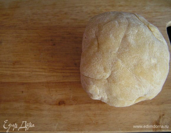 затем, добавив муку, замесить тесто. Скатать его в шар и убрать на полчаса в холодильник