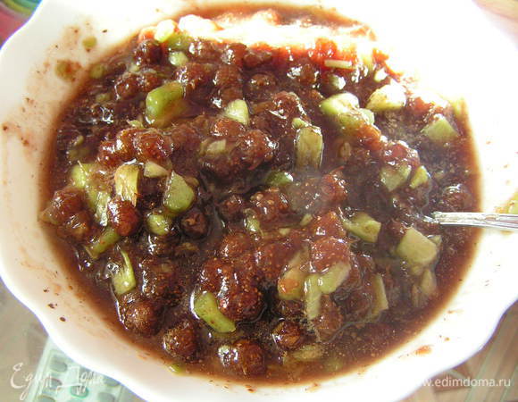 Варенье смешать с ревенем и корицей.
Духовку разогреть до 1800 гр.