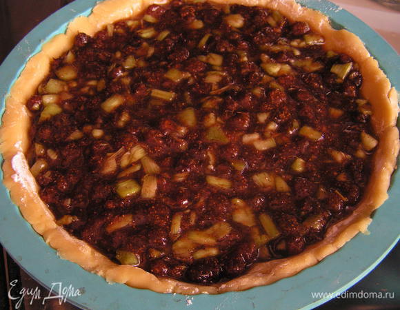 Начинку равномерно распределить по основе и выпекать около 30 минут, пока не зарумянятся бортики