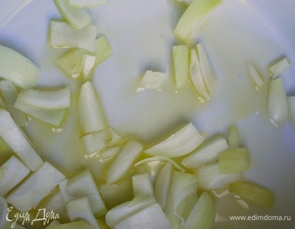 Размягчаем лук с оливковым маслом в течение 2 мин. при 800W