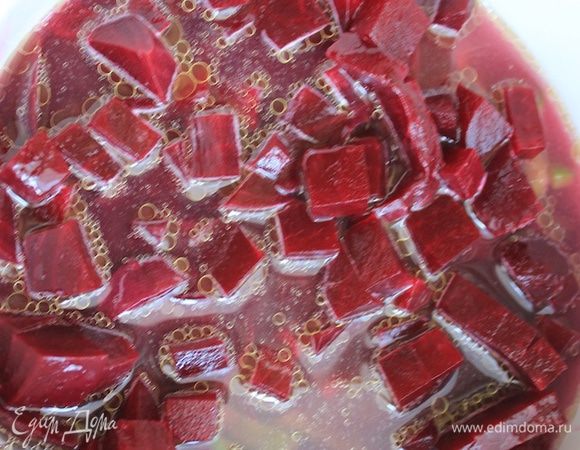 Добавляем свеклу, лимонный сок, специи и заливаем бульоном. Варим 10 мин. при максимальной мощности.
Даем чуть остыть и пюрируем в блендере. Отправляем в холодильник мин. на 2-3 часа, а лучше на ночь, и получаем прекрасное диетическое блюдо.