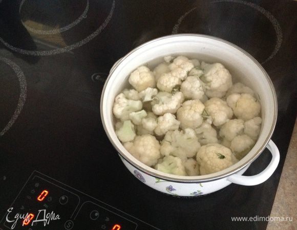 Цветную капусту разделить на соцветия и варить 10 мин в подсоленной воде. Остудить и порезать по мельче . 