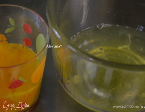 Разделить яйца на белки и желтки в отдельной ёмкости.
