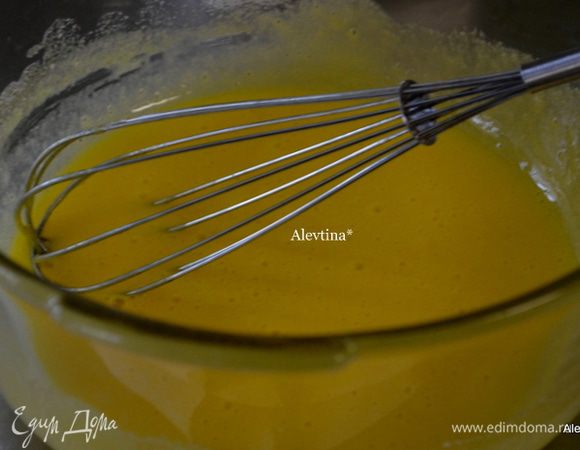 Разогреть духовку до 190 гр. Приготовить противень прямоугольный 38 см на 25 см. Смазать маслом, застелить бумагой для выпечки и снова смазать маслом, слегка присыпать мукой. В большой емкости желтки взбить слегка с сахаром 1/3  стакана на средне-высокой скорости.