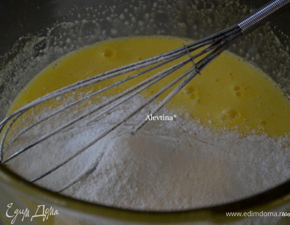 Добавить просеянную тортовую муку с разрыхлителем, солью. Перемешать.
