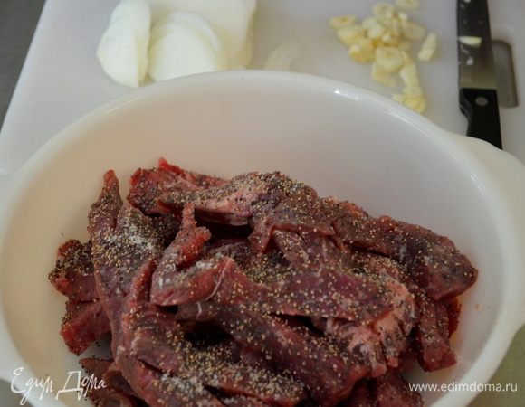 Рис отварить.
Говядину нарезать полосками. Посолить и поперчить говядину. Нарезать лук и чеснок. Перец сладкий полосками. У меня перец сладкий мелкий.