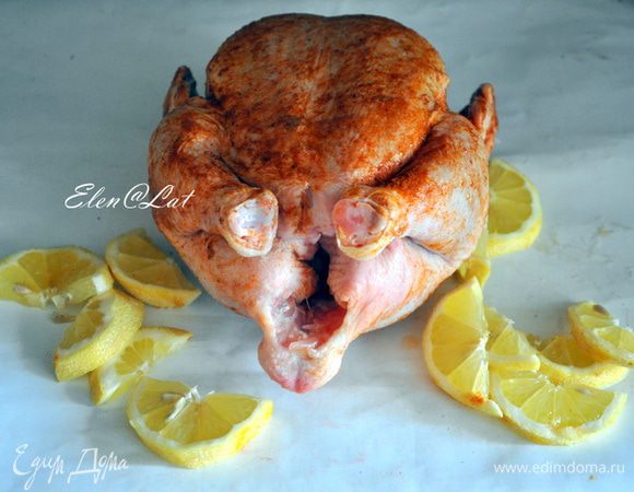 Курицу вымыть. Натереть специями и солью. Лимон порезать на не тонкие дольки и нафаршировать ими курицу. Ничем брюшко курочки не зашивать.
