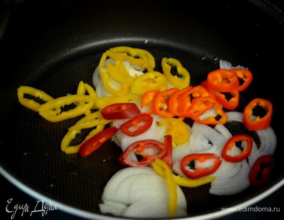 Обжарить на горячей сковороде с растит.маслом лук и перец. Примерно 1-2 мин. Переложить на тарелку и прикрыть фольгой.