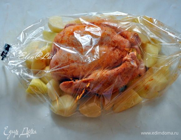 Курицу положить в рукав для запекания, обложив курочку картошкой. Запекать в предварительно разогретой до 200С духовке примерно 40 минут.