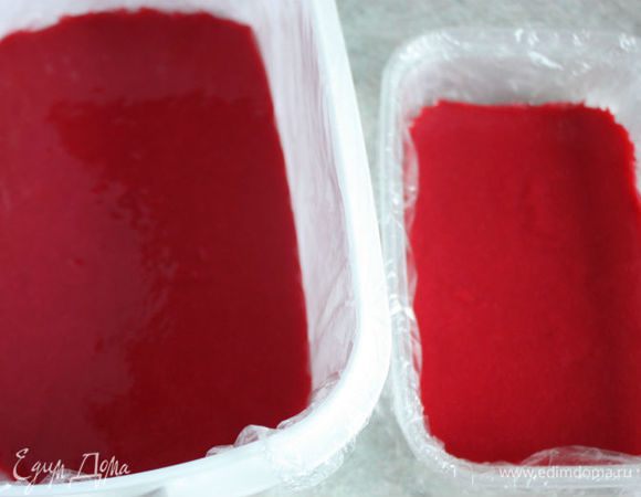 Протёртое малиновое пюре вылила в 2 контейнера, выстланных пищевой плёнкой. Теперь буду ждать когда вымерзнет жидкость  и покажу, что получится. Не скоро...)))