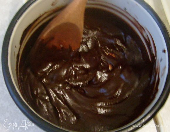 Для основы растопить на водяной бане шоколад.