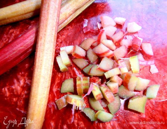 Ну, и стебелёк ревеня за компанию покромсаем)))