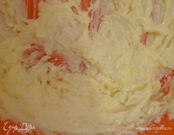 Взбить масло с сахаром до кремообразного состояния.