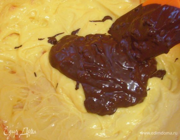 Добавить к масляной смеси яйцо, расплавленный шоколад и хорошо перемешать ложкой.