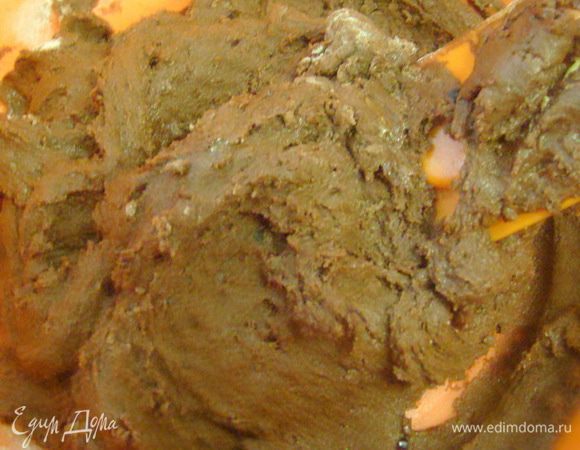 Добавить просеянную муку, какао и снова перемешать. Тесто получится довольно густое.