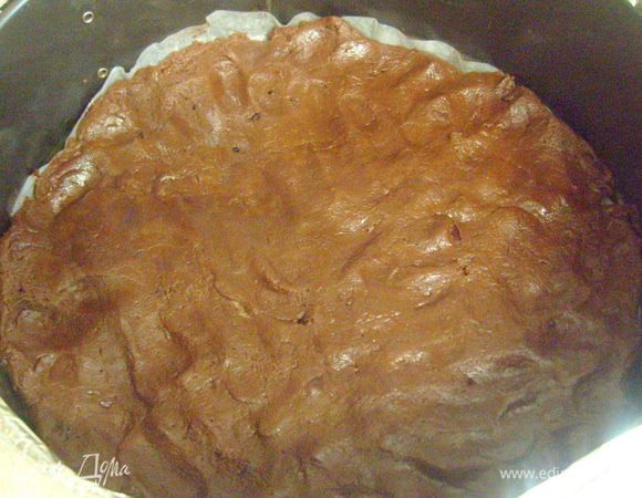 Духовку разогреть до 180°C. Форму диаметром 20 см (у меня была 22 см и этого явно не хватило для нужной высоты десерта) выстелить бумагой для выпечки, слегка смазать маслом. Выложить тесто в форму. Тесто получается дотаточно густым и липким, поэтому распределить тесто по форме слегка смоченными руками. Поставить в духовку на 15–20 минут.
