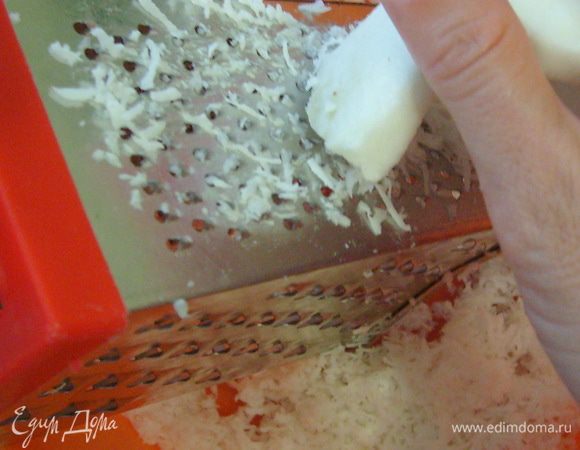 В это время можно приступить к начинке. Для этого натереть на средней терке заранее очищенный от скорлупы кокос.