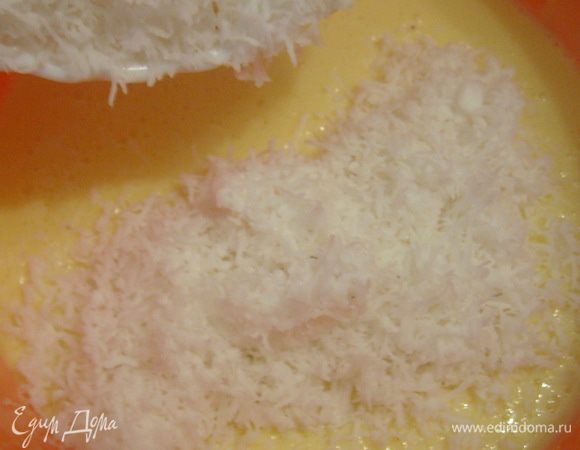 Смешать свежую кокосовую стружку, сгущенные сливки и взбитые венчиком яйца.