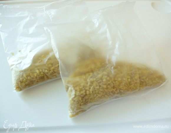 Отварить пакетик булгура 15 минут, остудить