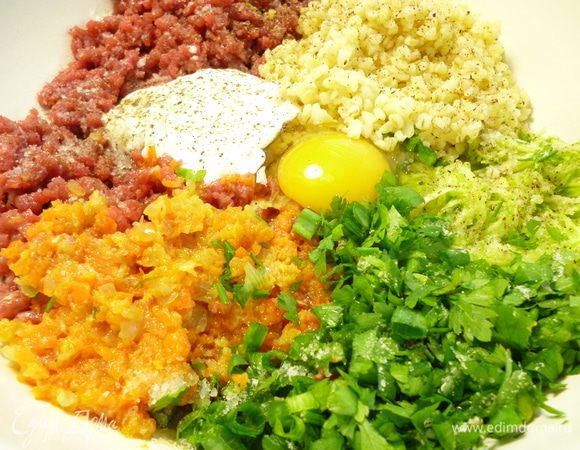 Мясо пропустить через мясорубку вместе с обжаренными луком и морковью,  добавить отваренный булгур, натертый кабачок, яйцо, сметану, измельченную зелень петрушки, соль, молотый перец, по желанию чеснок