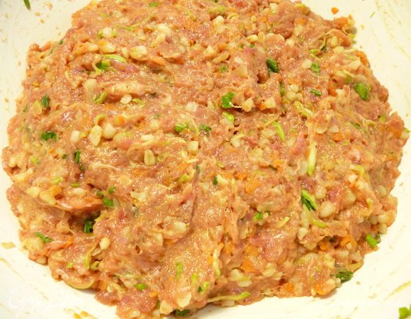 Хорошо перемешать фарш и поставить в холодильник на 30-40 минут