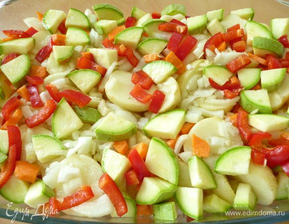 Овощи почистить, нарезать кусочками. Томаты разрезать пополам и натереть на крупной терке. На дно формы для запекания (у меня стеклянная) налить 2 столовые ложки растительного масла, слоями распределить нарезанные овощи, посолить и поперчить, добавить лавровый листик, по желанию измельченный чеснок и зелень