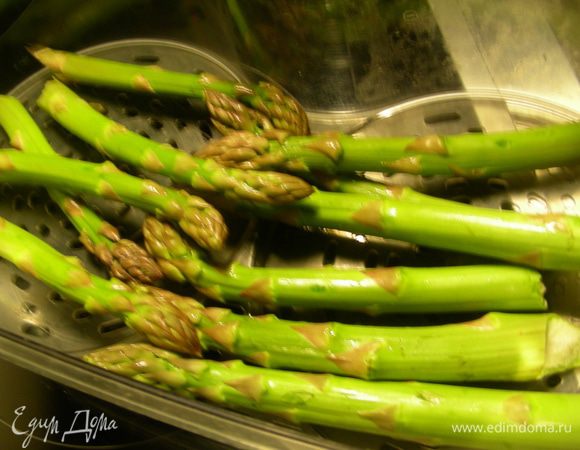 Оттоленжи предлагает приготовить спаржу следующим образом: бланшировать ее несколько минут в кипящей воде, откинуть на дуршлаг и обсушить и освежить в холодной воде. Еще раз обсушить. Аккуратно перемешать ее с оливковым маслом, посыпать солью и перцем. Разогреть тяжелую сковороду и обжарить спаржу несколько минут, один раз перевернув. Я так пока не попробовала, но собираюсь обязательно, В этот раз я ее просто готовила в пароварке.
