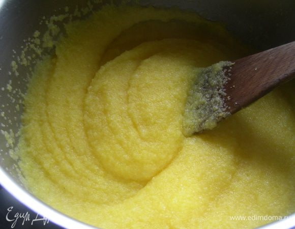 Для поленты доводим до кипения 500 мл воды, струйкой всыпаем поленту и, помешивая, готовим ее на небольшом минуты 3. 
