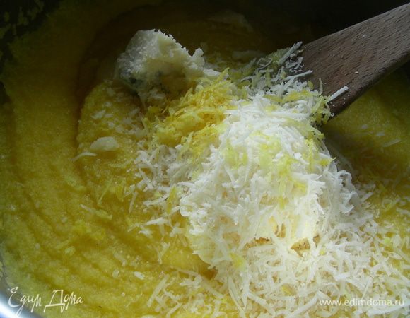 Добавляем сливочное масло, пармезан, голубой сыр, половину цедры и помешиваем, пока они не растворятся. Солим, перчим по вкусу.