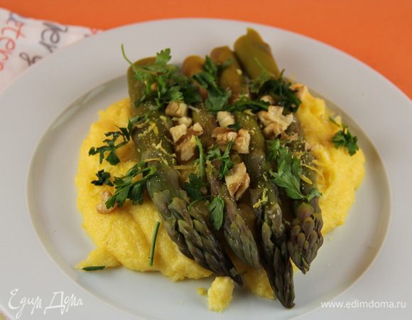 Подаем следующим образом. На тарелки выкладываем по половнику поленты, сверху 2 ч.л. сметаны. Затем 4 стебля спаржи. Посыпаем грецкими орехами, оставшейся цедрой и петрушой. Взбрызгиваем лимонным соком. Приятного аппетита))
