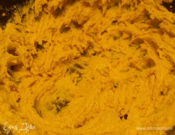 Сливочное масло взбейте с сахаром.