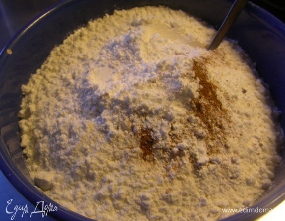 Муку смешайте с разрыхлителем, солью и специями.