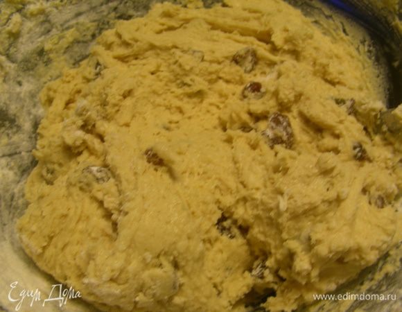 Просейте мучную смесь к масляной и замесите тесто.