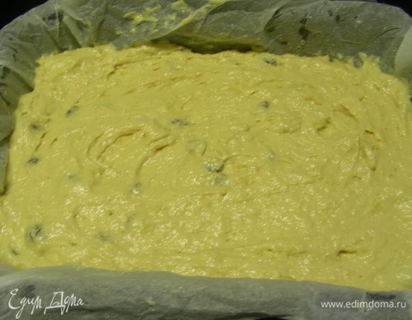 Добавьте яблочное пюре и перемешайте. Выложите тесто в подходящую форму (довольно большую — квадратную или прямоугольную), смазанную маслом или выстеленную бумагой для выпечки. Выпекайте в духовке при 180°C минут 20–30.