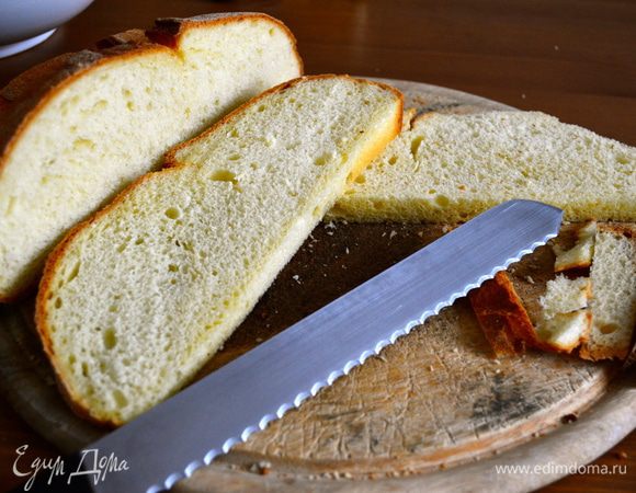 Первым делом обрезать у хлеба корочку.