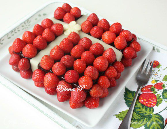 P.P.S.  Поскольку были вопросы о замене малины, я сегодня попробовала декорировать  кекс мелкой клубникой и вместо шоколадной массы использовала марципановую.Кекс испекла поменьше, чем в прошлый раз, форма 18х18 см.  Выводы: 1) вкус замечательный и повторюсь, особенно хорошо со взбитыми сливками; 2) клубника всё равно великовата для декора и не плотно прилегает друг к другу, поэтому в промежутках виден джем; 3) хоть и приклеилась клубника хорошо, но она тяжелее, чем ягоды малины и во время нарезки кекса она стала местами отваливаться с боков; 4) оформить марципановой массой  гораздо быстрее получилось, но она выглядит не так контрастно, как шоколадная и через неё просвечивал джем; 5) можно обойтись без банта, заменив его вырезанным по шаблону цветочком; 6) не стоит перекрещивать ленты  в стороне от центра. Поэтому могу  только повторить рекомендацию заменять малину либо лесной земляникой, либо совсем уж мелкой садовой. Я такую не нашла.)))