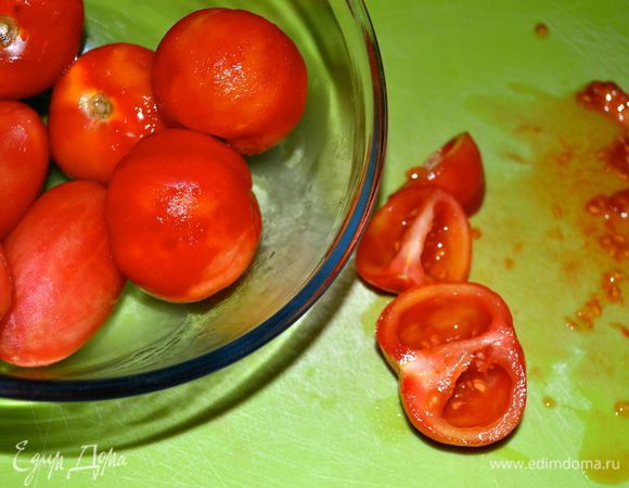 Тем временем подготовить помидоры. Очистить их от кожицы (если кожица снимается с трудом, предварительно сделать на помидорах неглубокие крестообразные надрезы, залить на несколько секунд помидоры кипятком, после чего кожица легко с них снимается!) и семян и нарезать кубиками.