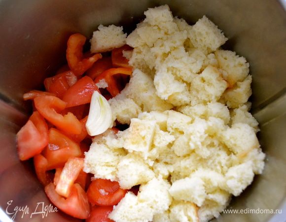 Затем выложить в чашу блендера (миксера) кубики томатов, хлеб (от воды не отжимать!) и половину зубчика чеснока. Добавить 50 мл оливкового масла, соль и перец по вкусу.