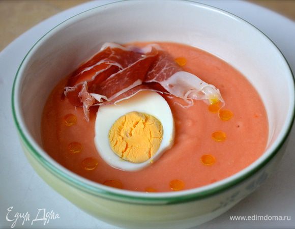 Отдельно отварить вкрутую яйца. Охлажденный суп разлить по супницам. Сверху выложить ломтики нарезанного яйца и кусочку ветчины (прошутто) или хамона. Сбрызнуть оливковым маслом и подавать! Для ужина в жаркий день получается очень освежающе и вкусно!