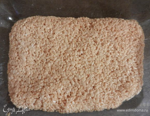 Растопить слив.масло (маргарин) в большой емкости (сковороде) на медленном огне. Добавить маршмеллоу и размешивать, пока не расплавятся. Оставить на огне на 2 минуты, постоянно помешивая. Снять с огня. Добавить рисовую крупу, хорошо перемешать. Переместить в прямоугольную форму (у меня стеклянная).