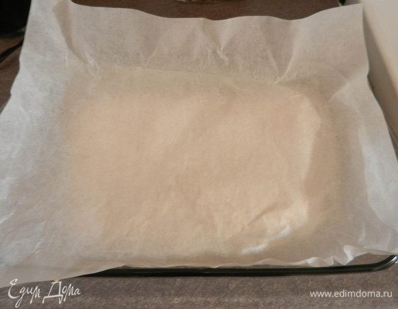 Придавить с помощью бумаги, равномерно по форме. Дать охладиться (смесь как-бы склеится).