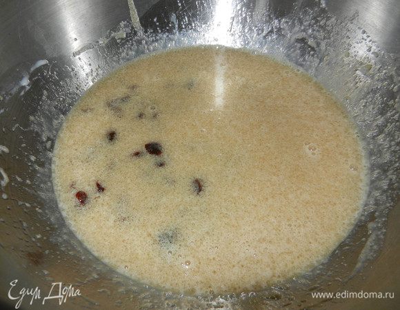 Постепенно смешивать всё остальное: яйцо, сахар, масло, молоко, ванильный экстракт и изюм. Добавить в мучную смесь.