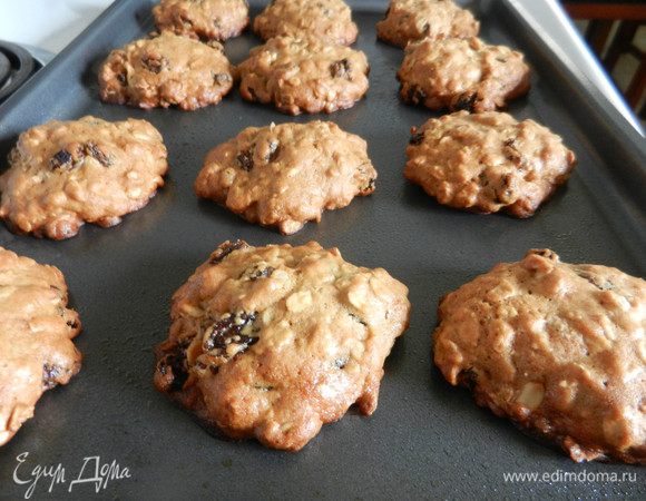 Столовой ложкой выкладывать на непригарающий противень (или кальку). Старайтесь делать небольшие холмики круглой формы на небольшом расстоянии друг от друга. Печенье поднимается, немного растекается. Выпекать 15-18 минут. Охладить.