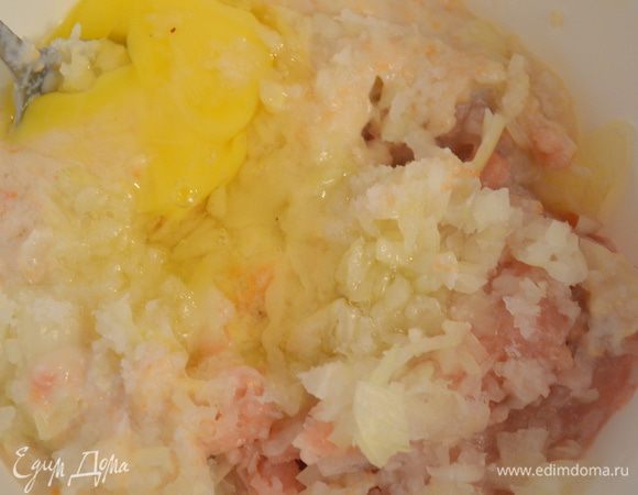 В большой миске смешать все ингредиенты для фарша (чеснок при этом раздавить или мелко нарубить) 