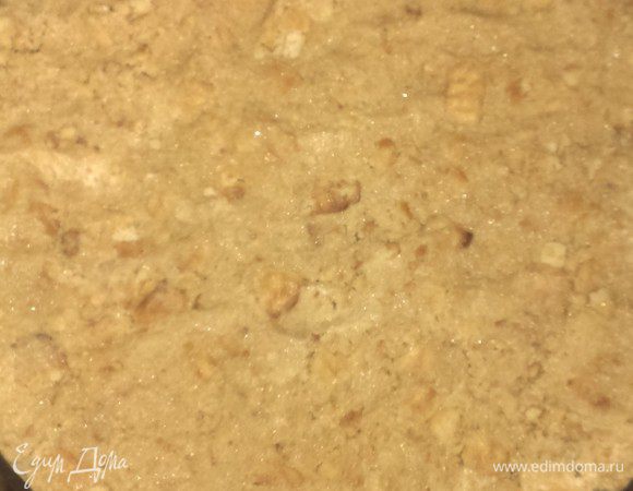 Печенье разбиваю в крошку (я кладу в пакет для заморозки и выбиваю скалкой или молоточком), смешиваю с размягченным сливочным маслом и выложить в форму, разминая по дну. Ммммм, это приятно )))