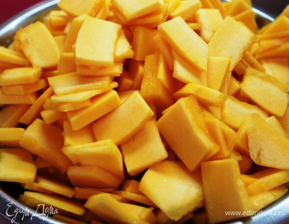 Тыкву освободить от семян, очистить и нарезать на тонкие пластинки